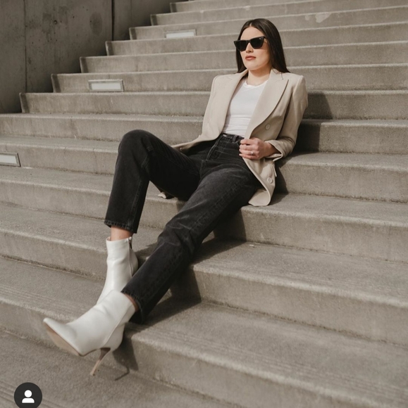 **SOLD**BNWT Aritzia New Margaux Blazer. - Picture 5 of 6